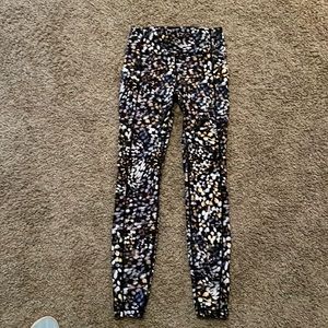 Lululemon Size 4 Wunder Under w side pocket. Great shape